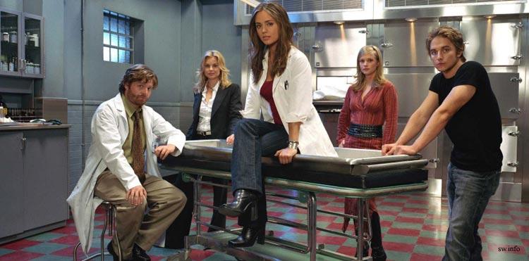 Here is the cast of Tru Calling at the morgue