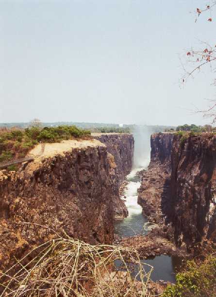 victoria_falls_from_Zambia.jpg - 36042 Bytes