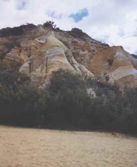 fraserisland-catederal-beach-coloured-sands-unique.jpg (30486 bytes)