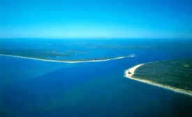 fraserisland-great-sandy-straits.jpg (9926 bytes)