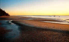 fraserisland-kingfisher-bay-afternoon.jpg (26648 bytes)