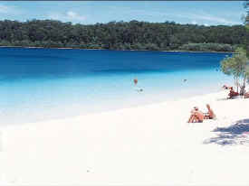 fraserisland-lake-mckenzie-backpacker-relaxing.jpg (27355 bytes)