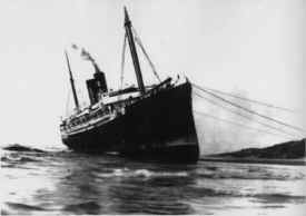 fraserisland-maheno1-aground-2nd-day-rare.JPG (22677 bytes)