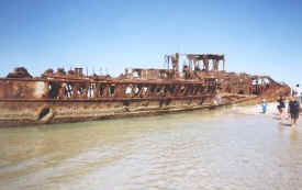 fraserisland-maheno3-shipwreck_001.jpg (27772 bytes)