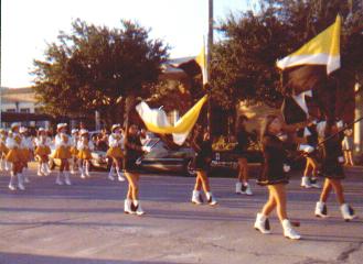 flaggirls1977.jpg (17774 bytes)