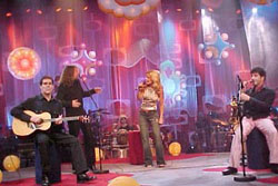 Kid Abelha e Lenine e ao fundo o belo cen�rio de Isabella Bittemcurt - Rio, 17/09/02   / Foto de N�colas Vargas para a MTV