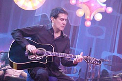 Bruno Fortunato detonou com seu viol�o ac�stico - Rio, 17/09/02   / Foto de N�colas Vargas para a MTV