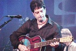 George ora se reversava entre o sax ora entre o viol�o - Rio, 17/09/02   /  Foto de N�colas Vargas para a MTV