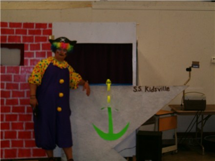 Here's First Mate Bonkers inspecting the ship's anchor.&nbsp; Wow, it's Kidsville green!