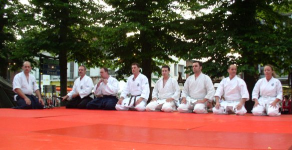 groepsfoto aikibudo avondmarkt 24 juni 2006