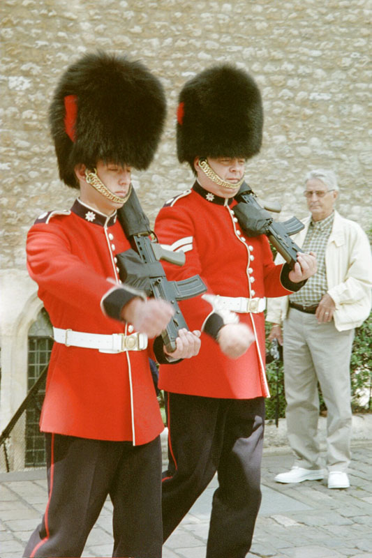 london_tower_guards_zoom1