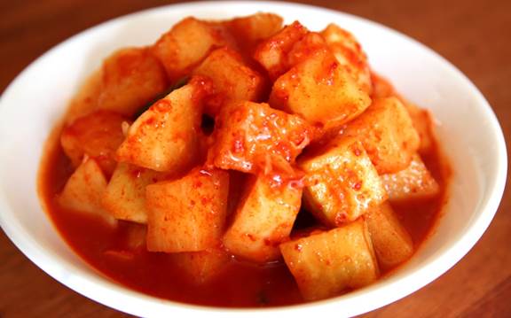 http://media.maangchi.com/wp-content/uploads/2012/12/kkakdugi_bowl.jpg