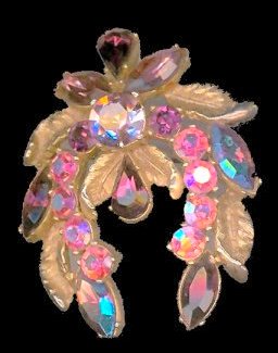 Sphinx horseshoe or laurel-leaf shaped brooch in amethyst