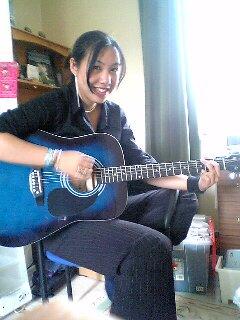 Fongyee on the guitar!