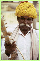 M�sico con turbante amarillo