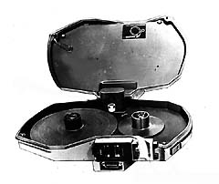 kin-35-cas-300-1.jpg (13196 bytes)