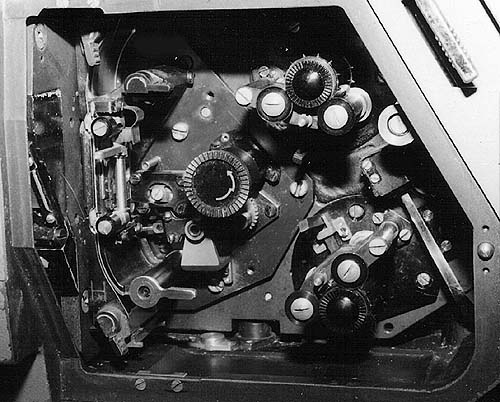 kin-35-mechanism-1.jpg (56990 bytes)