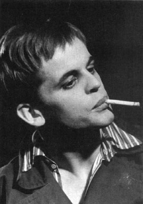 Kinski Smoking (21KB)