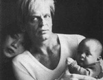 Kinski with Family (8KB)