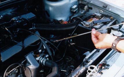 Dodge Dart 1989, verificaci�n de nivel de aceite del motor