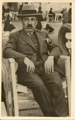 Emauel_op_strandstoel