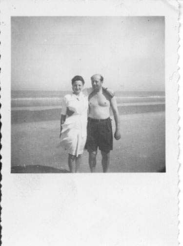 Pa_en_Ma_op_wijd_strand