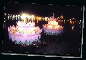 [Marvelous Krathongs floating down the river]