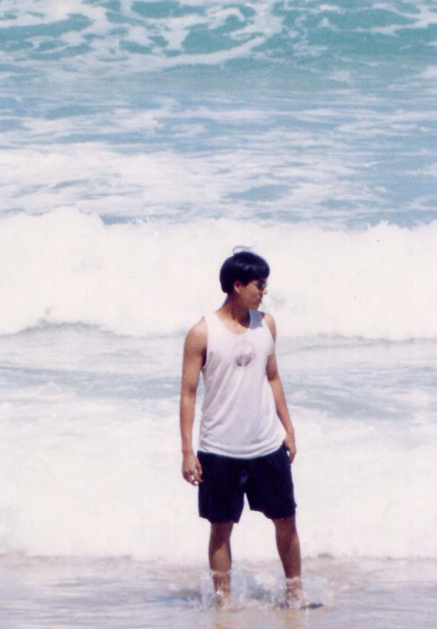 [Facing the wrath of waves at Surin Beach]
