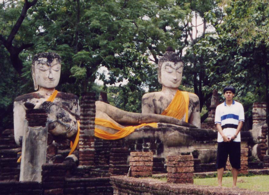 [Charming Buddha Images at Wat Phra Kaeo with me close to them. (Photo taken since 22/08/04)]