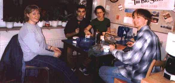 Inger, Aydin, Emelie och Sven hackar gr&ouml;nsaker.