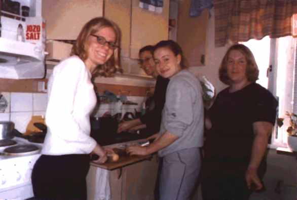 Hanna, Emelie, Rebecka och Lisa lagade mat.