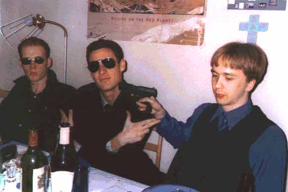 Kalle, Rogier och Sven siktar på varandra.