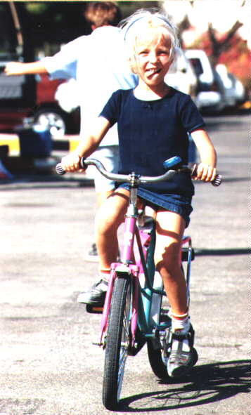 Britt op haar fietsje