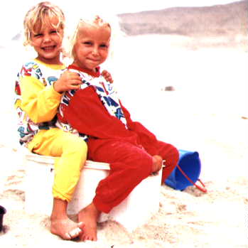 Britt & Marijne in pyjama on the beach