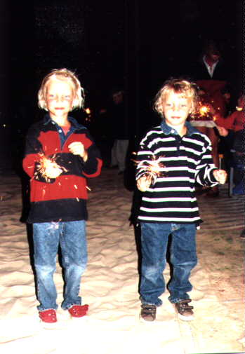 Britt en Marijne met sterretjes op het strand van Khaluf