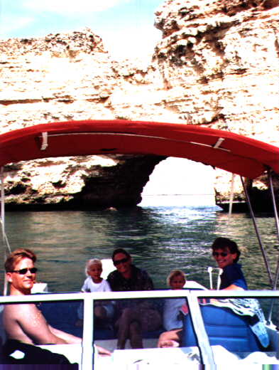 Sightseeing Oman from the water whilst searching for a good diving spot