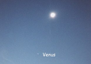 Als de maan de zonnestralen blokkeert, wordt Venus zichtbaar