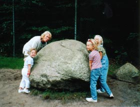 Claire, Britt and Marijne helping oma to lift the 'Kei'