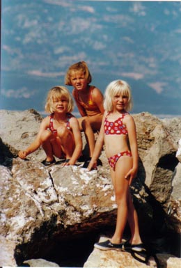 Marijne, Sophie and Britt posing their beauties