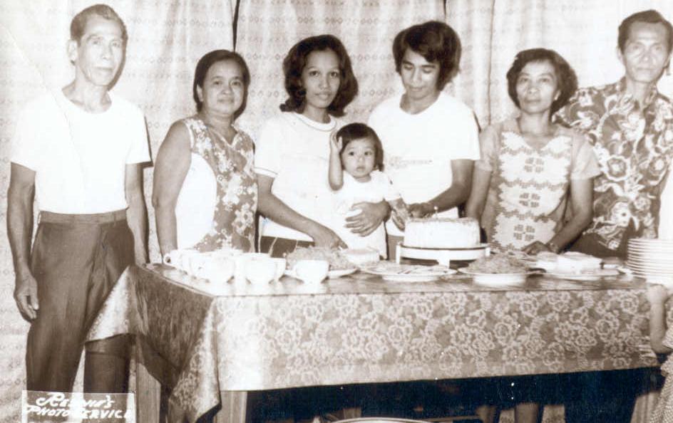 The baby here is not me, its our eldest. I pasted it because it is the only picture we have that my mom and dad are with their parents. Dad's parents are on the left, beside my mom and my mom's parents are on the right, beside my dad.