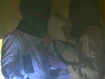 Two Duros converse on Tatooine