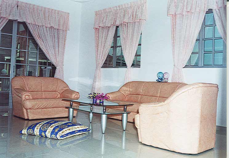 hall.jpg (48333 bytes)