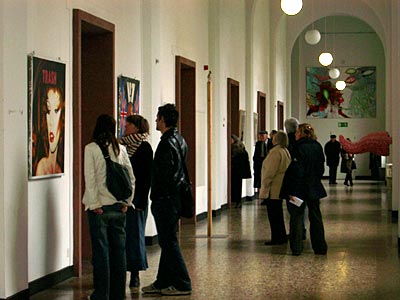 Kunstliebhaber schlendern durch die Flure der Akademie