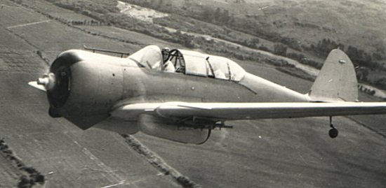 Un Curtiss CW-22B Falcon en vuelo.