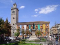 Piazza Palazzo, con la statua dedicata a Sallustio,la torre Civica e Palazzo Margherita, sede del Comune - L'Aquila - Abruzzo - Italia