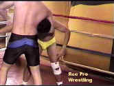 El Le�n prepares a neckbreaker.