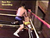El Le�n moves in to deliver some punishment.