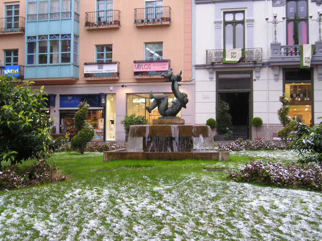 Nice little garden...  Yes, that white stuff is SNOW.
