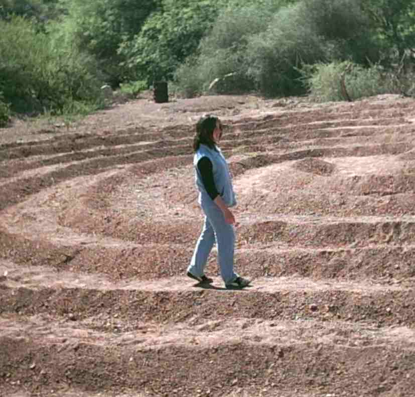 El Laberinto de Santa B�rbara - excavado al pie de una monta�a roja, es una milenaria herramienta de introspecci�n...