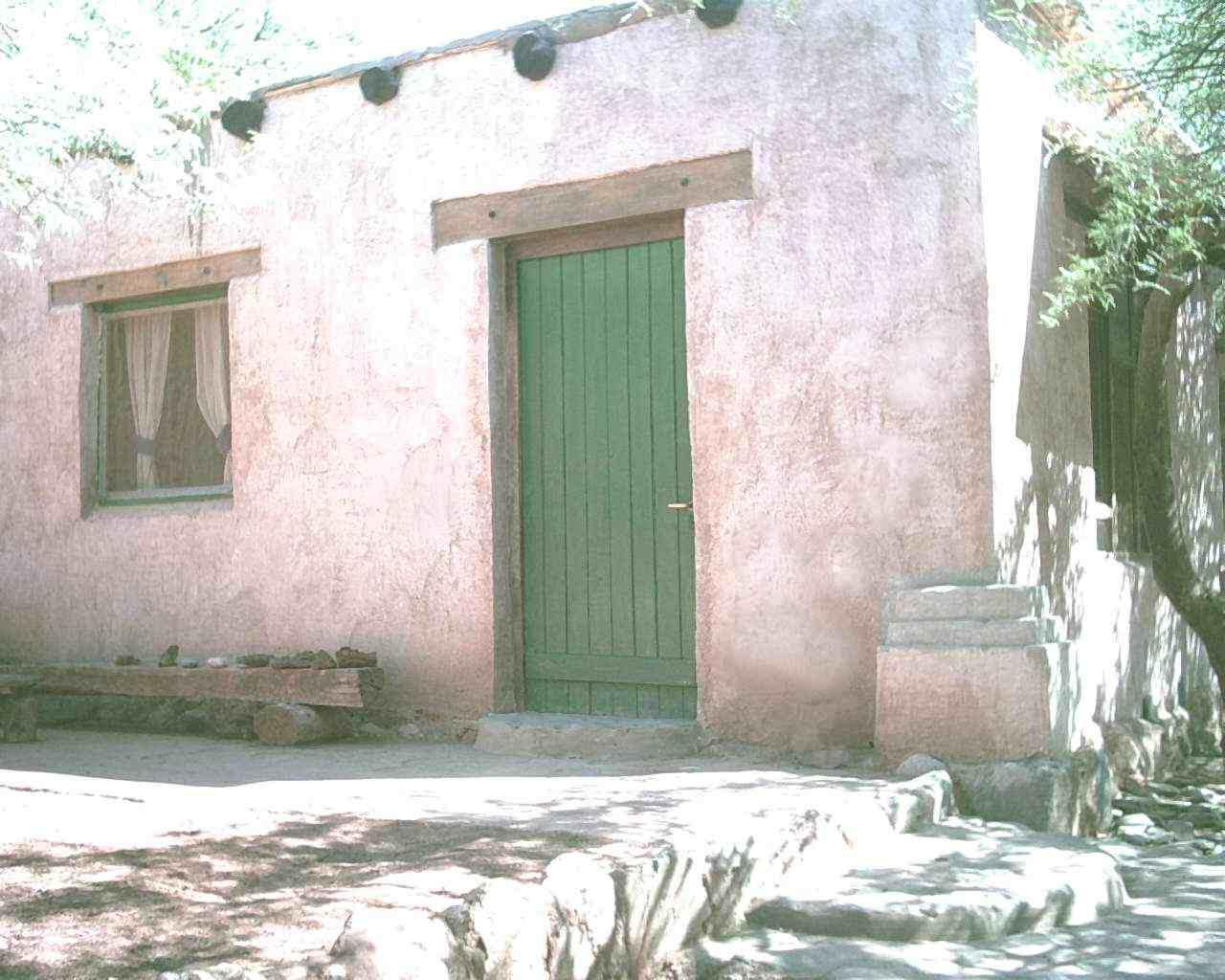 Entrada principal de la casa, constru�da con materiales de la zona, piedras, adobe, ca�as y madera de �lamo para los tirantes, los dinteles son de madera de algarrobos.